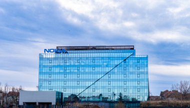 Timisoara, Romanya 17 Ocak 2024: Nokia logosu Timisoara merkez binasında ve ana ofisinde