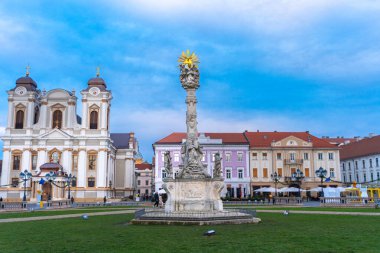 Timisoara, Romanya 17 Ocak 2024: Kutsal üçlü kolon ve Romanya 'nın Timisoara kentindeki birlik meydanındaki Roma katolik katedrali