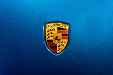 Timisoara, Romanya 17 Ocak 2024: Mavi bir arabanın üzerinde Porsche logosu