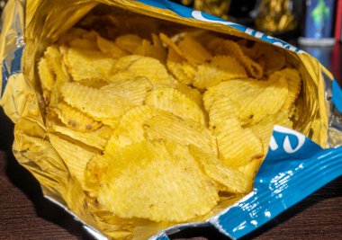 Açık poşette tuzlu patates cipsi.