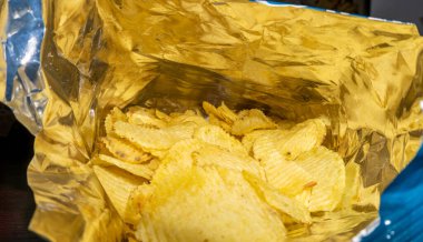 Açık poşette tuzlu patates cipsi.