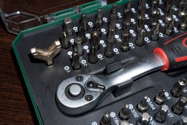 Tamir için tornavida. Tornavida parçaları. Tornavidalar için metal parçalar. Tornavidalar için parça ve adaptörler.