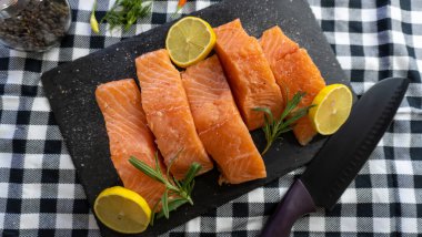 Taş tabakta taze çiğ somon filetosu.