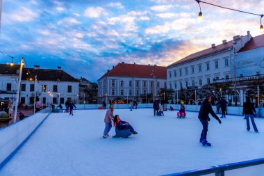 Timisoara, Romanya 17 Ocak 2024: Libertatii Meydanı 'nda buz pateni
