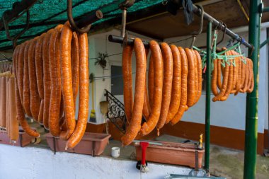Taze ev yapımı sosis kurumaya bırakıldı.