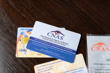 Arad, Romanya 03: 13 2024: İlçe Sağlık Sigortası CNAS Sağlık Kartları. Romen Sağlık Kartı