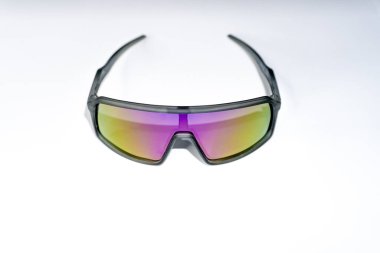 Polarize Güneş gözlüğü spor. Beyaz izole