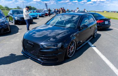 Arad, Arad Romanya - 05 06 2024: Audi A3 Black Porsche jantları ve kalibreleri RoDrag Etkinliği