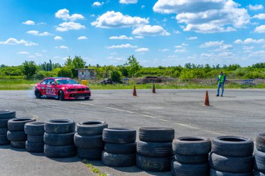 Arad, Arad Romanya - 05 06 2024: BMW arabası asfalt yarış pistinde sürükleniyor çok fazla duman ve hareket bulanıklığı olan RoDrag Etkinliği