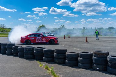 Arad, Arad Romanya - 05 06 2024: BMW arabası asfalt yarış pistinde sürükleniyor çok fazla duman ve hareket bulanıklığı olan RoDrag Etkinliği
