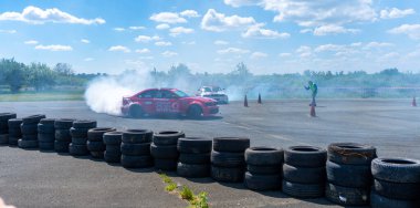 Arad, Arad Romanya - 05 06 2024: BMW arabası asfalt yarış pistinde sürükleniyor çok fazla duman ve hareket bulanıklığı olan RoDrag Etkinliği