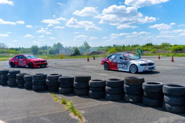 Arad, Arad Romanya - 05 06 2024: BMW arabası asfalt yarış pistinde sürükleniyor çok fazla duman ve hareket bulanıklığı olan RoDrag Etkinliği