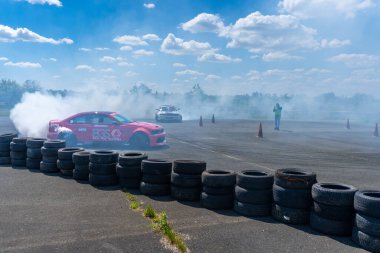Arad, Arad Romanya - 05 06 2024: BMW arabası asfalt yarış pistinde sürükleniyor çok fazla duman ve hareket bulanıklığı olan RoDrag Etkinliği