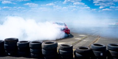 Arad, Arad Romanya - 05 06 2024: BMW arabası asfalt yarış pistinde sürükleniyor çok fazla duman ve hareket bulanıklığı olan RoDrag Etkinliği