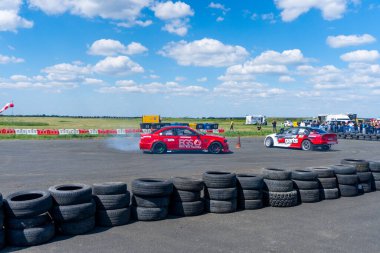 Arad, Arad Romanya - 05 06 2024: BMW arabası asfalt yarış pistinde sürükleniyor çok fazla duman ve hareket bulanıklığı olan RoDrag Etkinliği