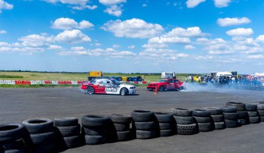 Arad, Arad Romanya - 05 06 2024: BMW arabası asfalt yarış pistinde sürükleniyor çok fazla duman ve hareket bulanıklığı olan RoDrag Etkinliği