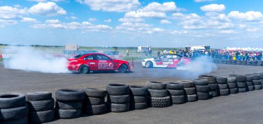 Arad, Arad Romanya - 05 06 2024: BMW arabası asfalt yarış pistinde sürükleniyor çok fazla duman ve hareket bulanıklığı olan RoDrag Etkinliği