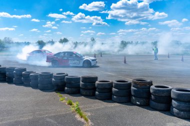 Arad, Arad Romanya - 05 06 2024: BMW arabası asfalt yarış pistinde sürükleniyor çok fazla duman ve hareket bulanıklığı olan RoDrag Etkinliği