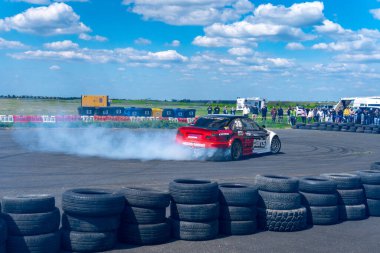 Arad, Arad Romanya - 05 06 2024: BMW arabası asfalt yarış pistinde sürükleniyor çok fazla duman ve hareket bulanıklığı olan RoDrag Etkinliği