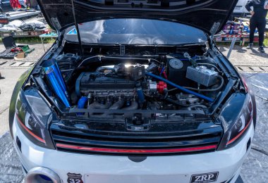 Arad, Arad Romanya - 05 06 2024: Spor arabanın kaputunun altında. Güçlü motor kapanışı. Temiz motor bloğu.