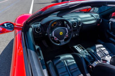 Arad, Arad Romanya - 05 06 2024: İtalyan spor otomobili Ferrari f430 iç gösterge paneli