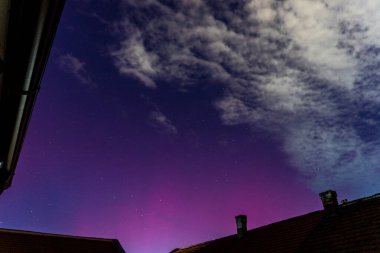Romanya üzerinde kırmızı Aurora borealis