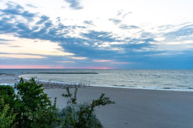 Karadeniz Modern Sahili, güneşli bir günde mavi gökyüzü, Karadeniz 'de Köstence plajı, panoramik manzara Constanta Romanya