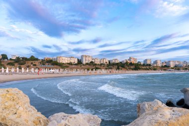 Karadeniz Modern Sahili, güneşli bir günde mavi gökyüzü, Karadeniz 'de Köstence plajı, panoramik manzara Constanta Romanya