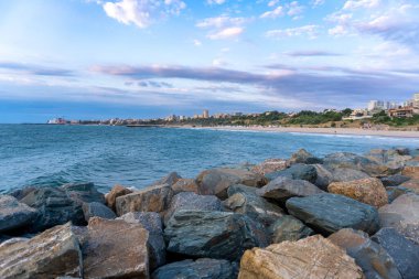 Karadeniz Modern Sahili, güneşli bir günde mavi gökyüzü, Karadeniz 'de Köstence plajı, panoramik manzara Constanta Romanya