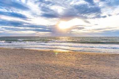Karadeniz Modern Sahili, güneşli bir günde mavi gökyüzü, Karadeniz 'de Köstence plajı, panoramik manzara Constanta Romanya
