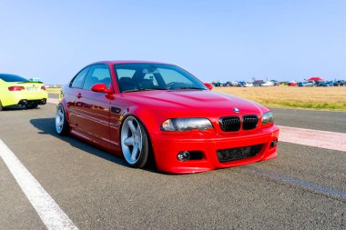 Arad Arad Romanya - 11 25 2024: BMW kaçakları, spor tekerleri, aydınlatma, parlak ve parlak