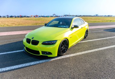 Arad Arad Romanya - 11 25 2024: BMW kaçakları, spor tekerleri, aydınlatma, parlak ve parlak