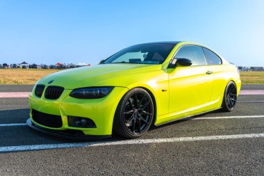 Arad Arad Romanya - 11 25 2024: BMW kaçakları, spor tekerleri, aydınlatma, parlak ve parlak
