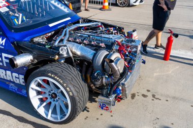 Arad Arad Romanya - 11 25 2024: Güç artırıcı tork sürücüsü için otomobil motoruna kalkış yarışı Turbo şarjı takıldı