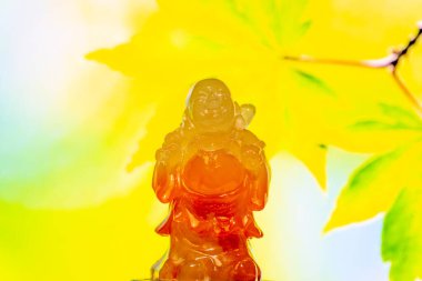 Yeşil arka planı olan Yeşim Buddha heykeli