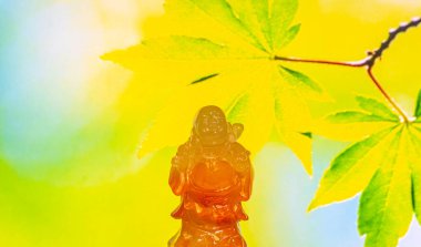 Yeşil arka planı olan Yeşim Buddha heykeli