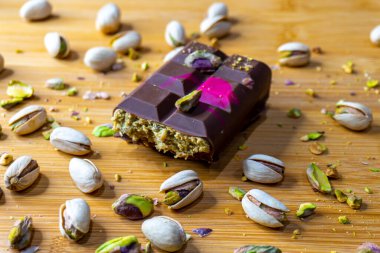 Yeşil kadayif 'li Dubai Çikolatası ve fıstıklı şam fıstığı.