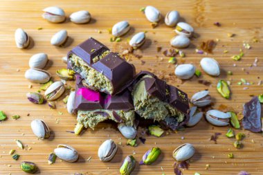 Yeşil kadayif 'li Dubai Çikolatası ve fıstıklı şam fıstığı.