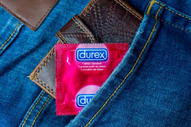 Arad, Romanya - 2 Şubat 2025: Kot pantolonun cebinde kondom Durex. Sağlıklı ve güvenli seks