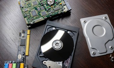 Arad, Romanya - 2 Şubat 2025: Masadaki sabit disk sürücüsünde veri, donanım ve bilgi teknolojisi kavramı.