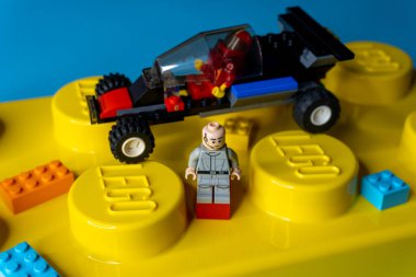 Arad, Romanya - 2 Şubat 2025: Lego ürün mürettebatı ve yarış arabası rengarenk rengarenk arka plan.