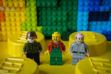 Arad, Romanya - 2 Şubat 2025: Lego çiftçi ürünü Gökkuşağı rengarenk arka plan.