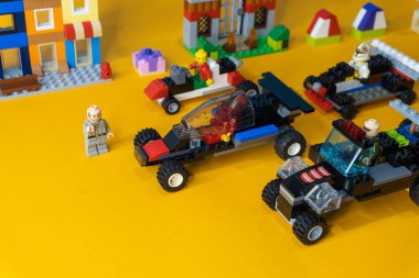 Arad, Romanya - 2 Şubat 2025: Lego ürünü insanlar konsept kent arka planında yarışıyor.