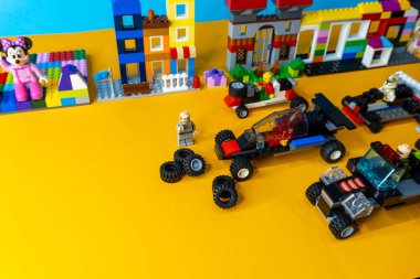 Arad, Romanya - 2 Şubat 2025: Lego ürünü insanlar konsept kent arka planında yarışıyor.