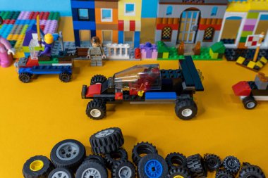 Arad, Romanya - 2 Şubat 2025: Lego ürünü insanlar konsept kent arka planında yarışıyor.