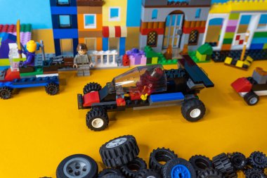Arad, Romanya - 2 Şubat 2025: Lego ürünü insanlar konsept kent arka planında yarışıyor.