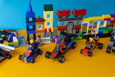 Arad, Romanya - 2 Şubat 2025: Lego ürünü insanlar konsept kent arka planında yarışıyor.