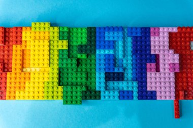 Arad, Romanya - 2 Şubat 2025: Renkli gökkuşağı rengarenk arka plan Lego Klasik yapı parçaları. Modern parlak arkaplan tasarımı