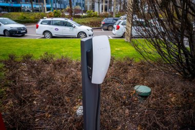 Arad, Romanya - 2 Şubat 2025: Tesla şarj aleti. Tesla Wallbox Bağlantı Geni 3. Elektrikli araç şarj aleti. ipower elektrik