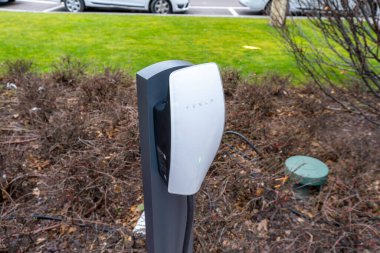 Arad, Romanya - 2 Şubat 2025: Tesla şarj aleti. Tesla Wallbox Bağlantı Geni 3. Elektrikli araç şarj aleti. ipower elektrik